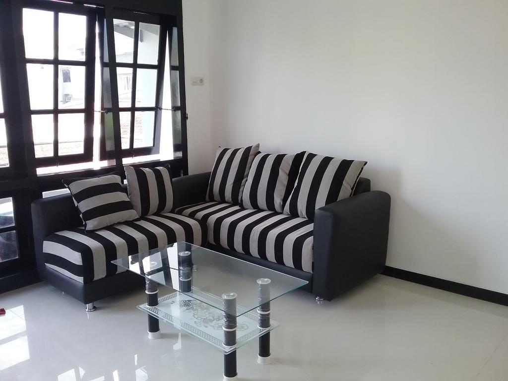 Mess Inn Semarang Extérieur photo