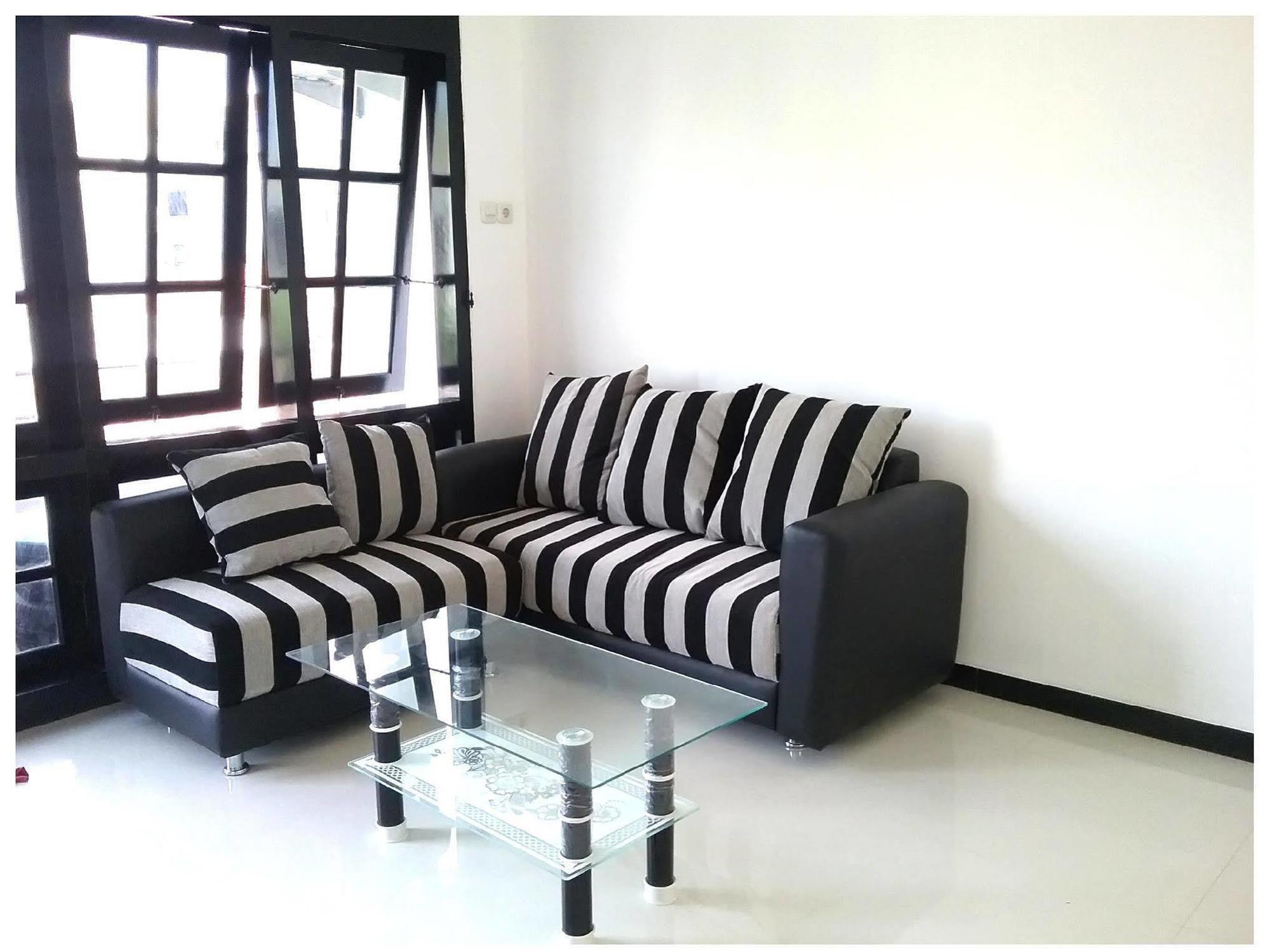 Mess Inn Semarang Extérieur photo